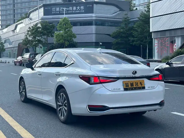 Lexus ES — Фото автомобиля 9
