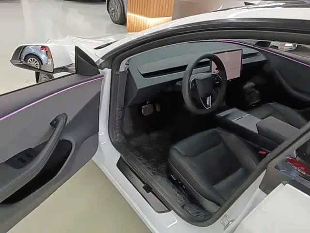 Tesla Model 3 — Фото автомобиля 15