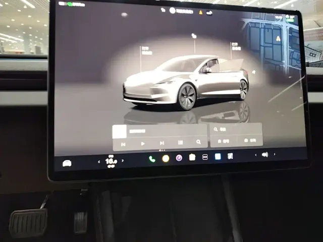 Tesla Model 3 — Фото автомобиля 12