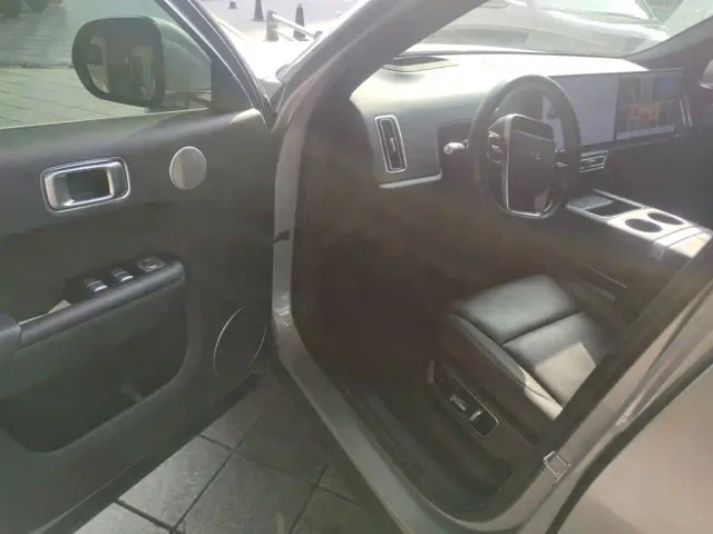 Li Auto L8 — Фото автомобиля 12
