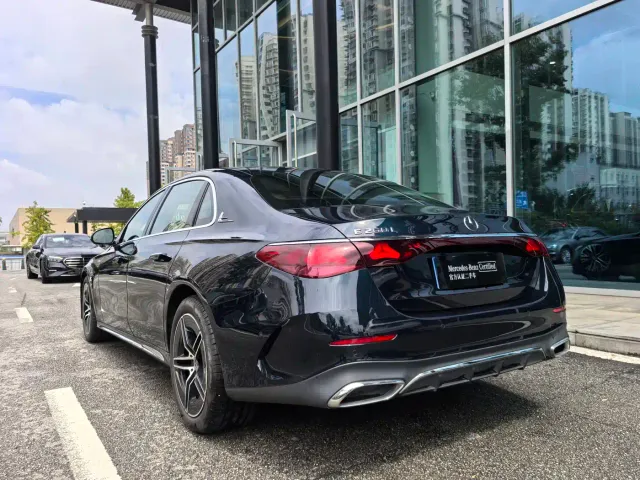 Mercedes-Benz E-Class — Фото автомобиля 17
