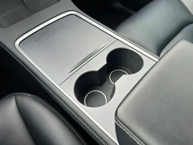 Tesla Model Y — Фото автомобиля 10