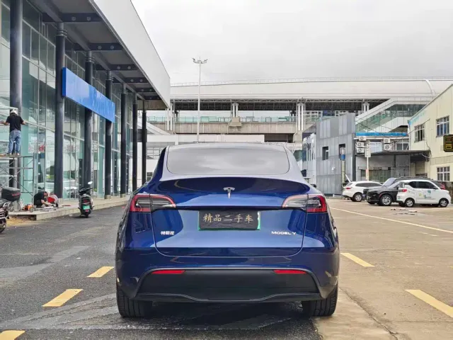 Tesla Model Y — Фото автомобиля 8