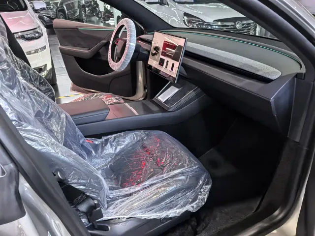 Tesla Model Y L — Фото автомобиля 10