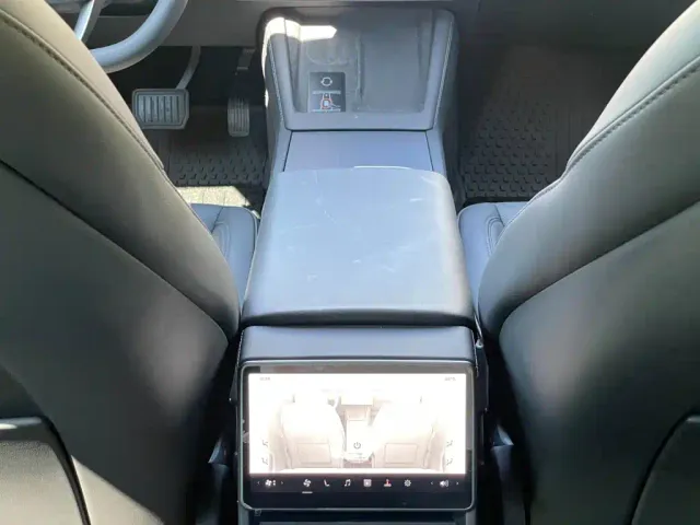Tesla Model 3 — Фото автомобиля 16