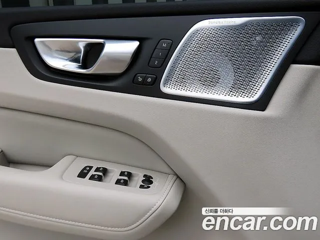Вольво XC60 — Фото автомобиля 12