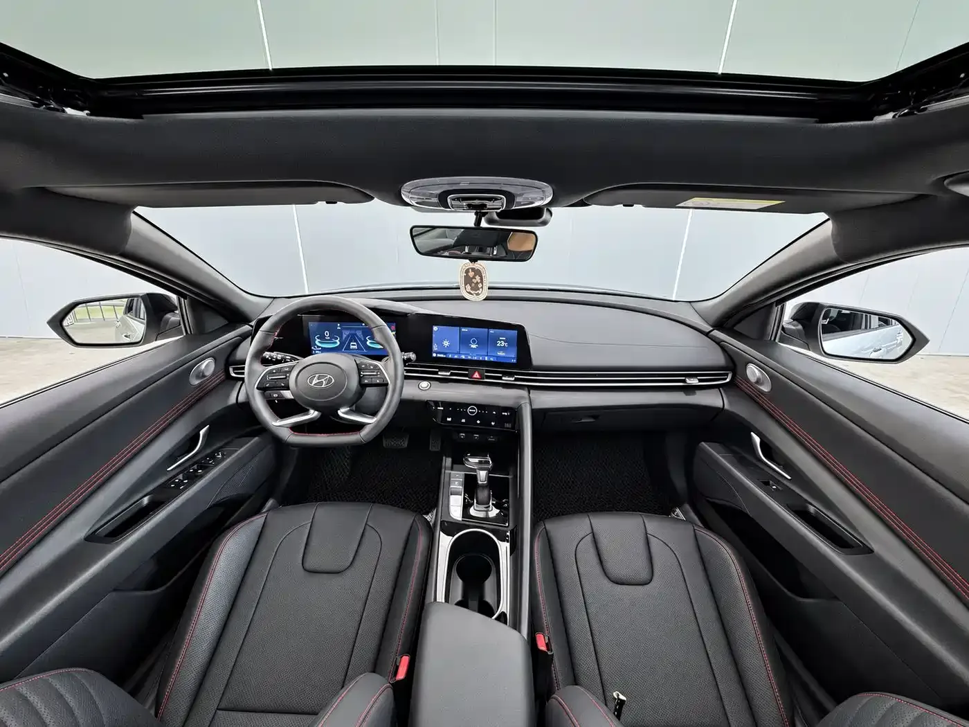 Hyundai Elantra 2022 1.5L CVT 20th Anniversary Edition — Фото автомобиля 12