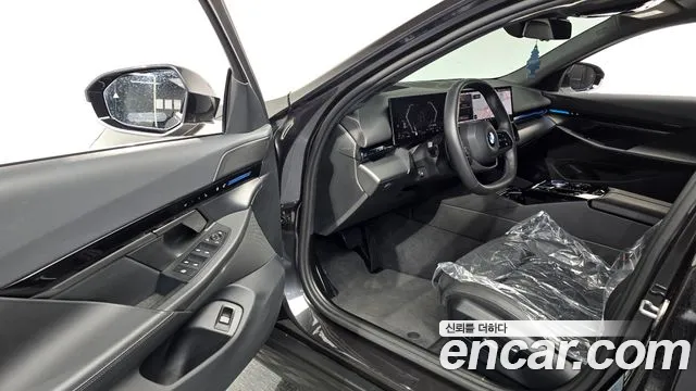 BMW 5 Series G60 — Фото автомобиля 10