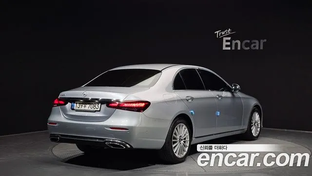 Mercedes-Benz E-Class — Фото автомобиля 2