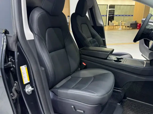 Tesla Model Y — Фото автомобиля 17