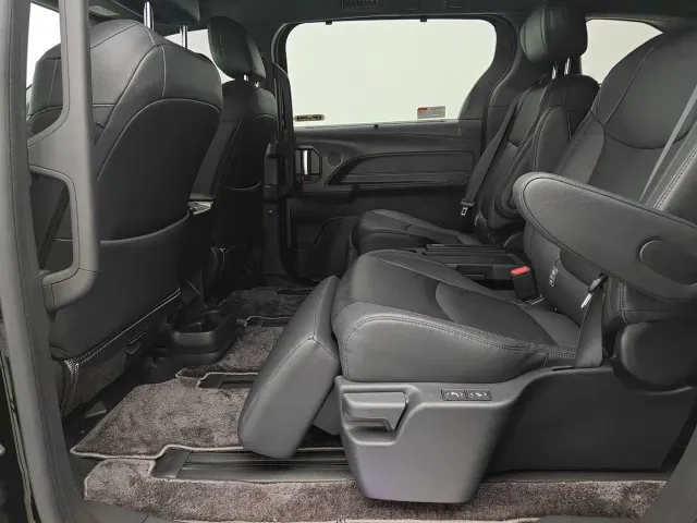 Toyota Sienna — Фото автомобиля 13