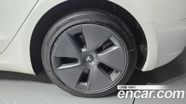 Tesla Model 3 — Фото автомобиля 21