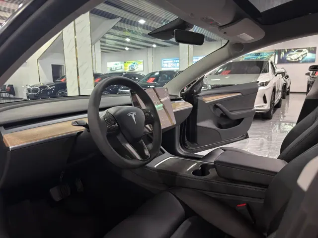 Tesla Model 3 — Фото автомобиля 5