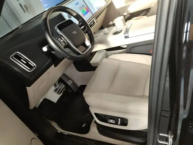 Li Auto L9 — Фото автомобиля 14