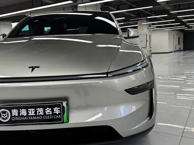 Tesla Model Y L — Фото автомобиля 4