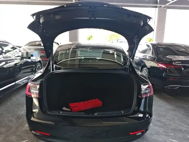Tesla Model 3 — Фото автомобиля 18