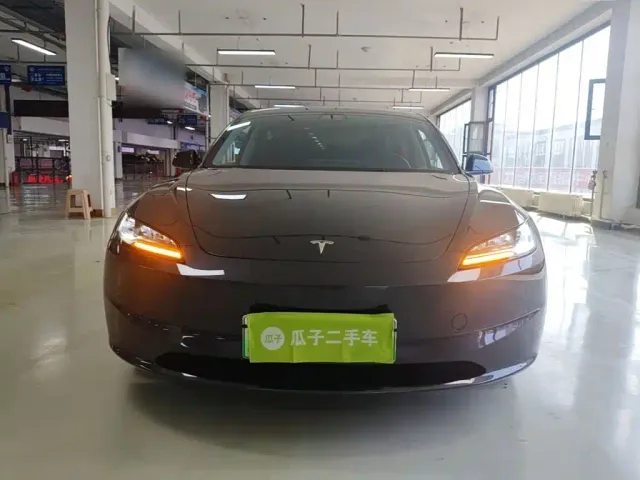Tesla Model 3 — Фото автомобиля 2