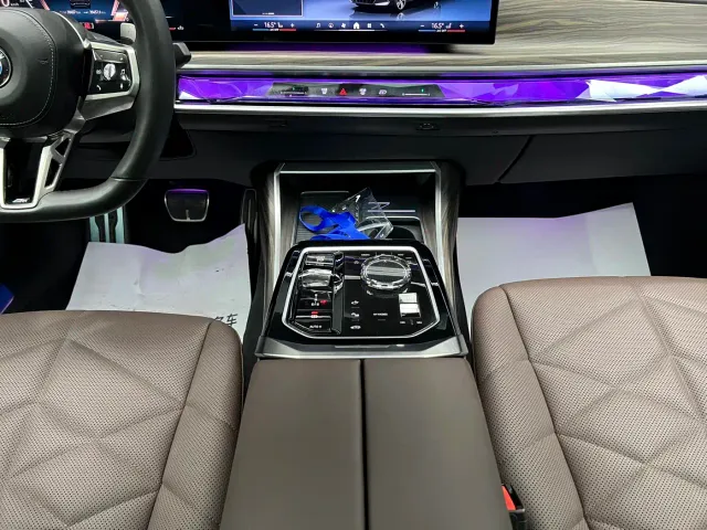 BMW 7 Series — Фото автомобиля 11