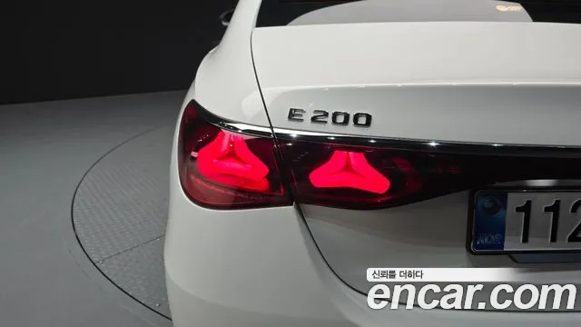 Mercedes-Benz E-Class — Фото автомобиля 21