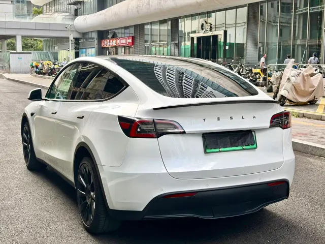 Tesla Model Y — Фото автомобиля 13