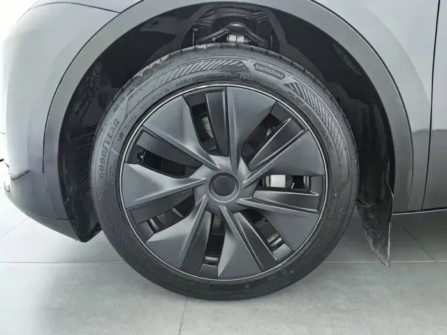 Tesla Model Y — Фото автомобиля 17