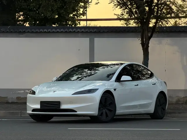 Фотография автомобиля — Tesla Model 3