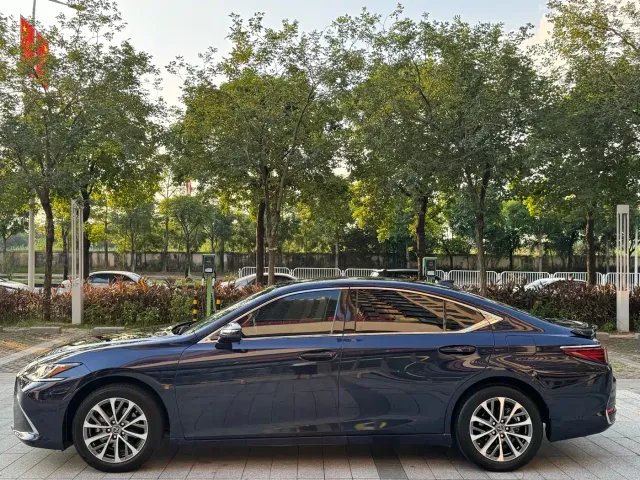 Lexus ES — Фото автомобиля 13