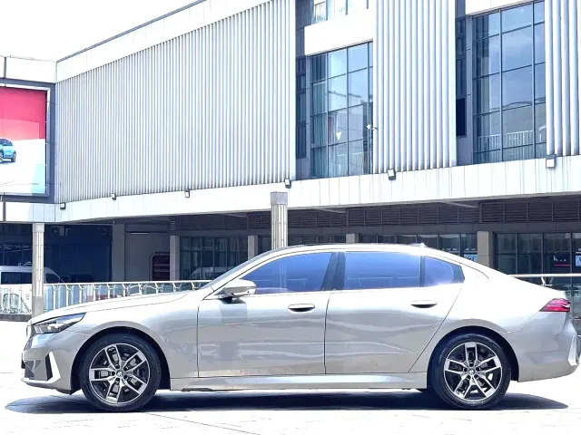 BMW 5 Series — Фото автомобиля 12