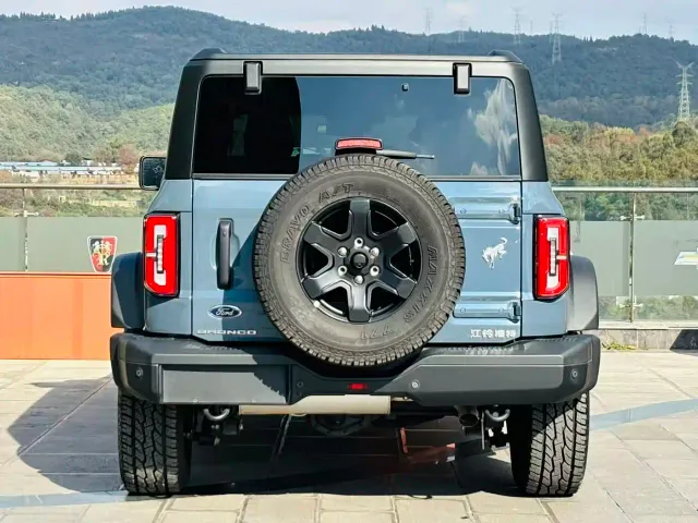 Ford Bronco — Фото автомобиля 6