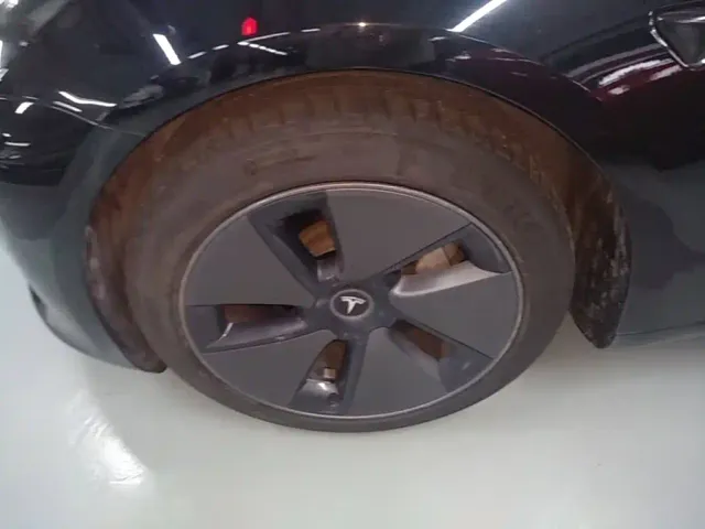 Tesla Model 3 — Фото автомобиля 22
