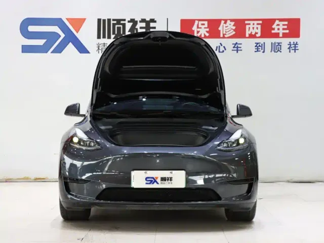 Tesla Model Y — Фото автомобиля 17