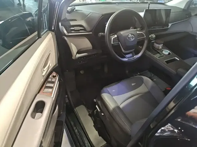 Toyota Sienna — Фото автомобиля 15