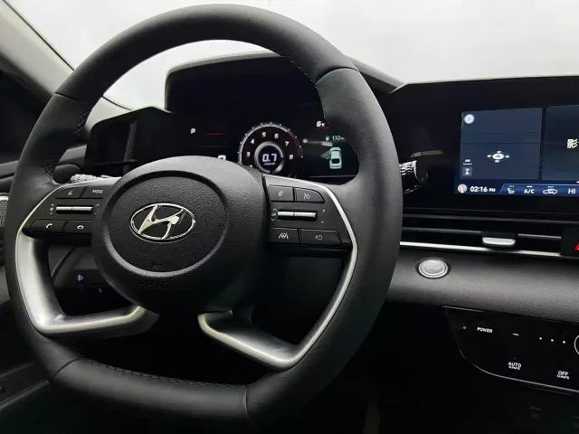 Hyundai Elantra 2022 1.5L CVT LUX Premium Edition — Фото автомобиля 18