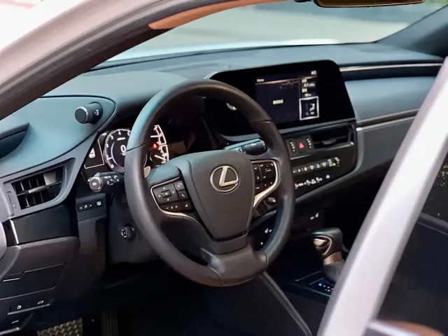Lexus ES — Фото автомобиля 16