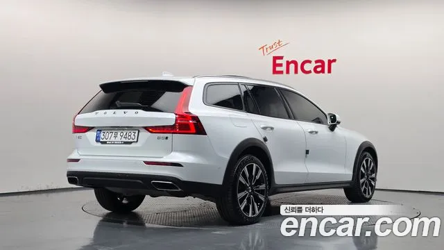 Volvo V60 Cross Country 2nd Gen — Фото автомобиля 2