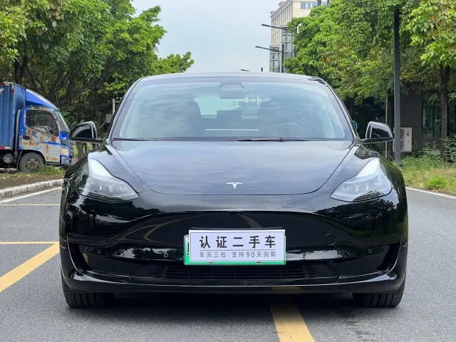 Tesla Model 3 — Фото автомобиля 2