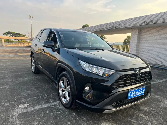Toyota RAV4 — Фото автомобиля 2