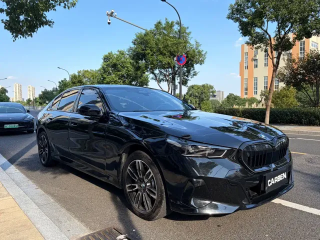 BMW 5 Series — Фото автомобиля 3