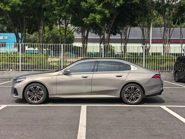 BMW 5 Series — Фото автомобиля 4