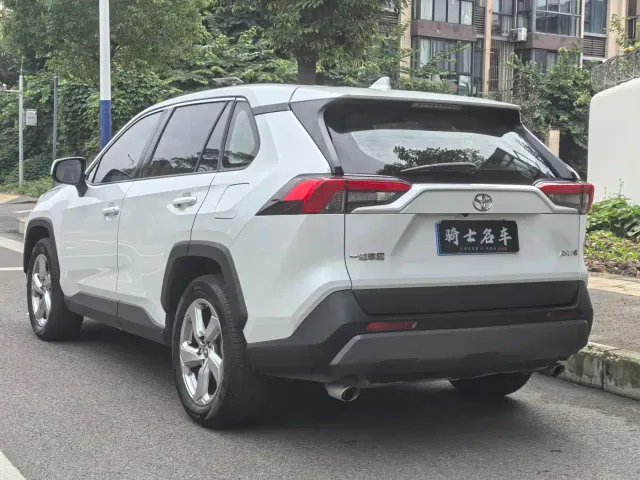 Toyota RAV4 — Фото автомобиля 5