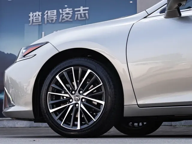 Lexus ES — Фото автомобиля 8