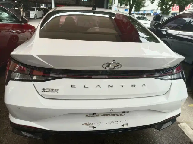 Hyundai Elantra — Фото автомобиля 12
