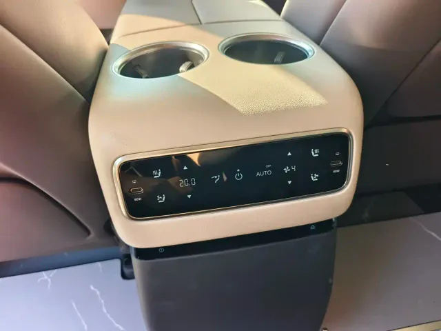 Li Auto MEGA — Фото автомобиля 11