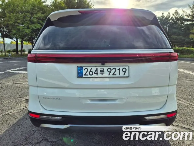 Kia Carnival Generation 4 — Фото автомобиля 4
