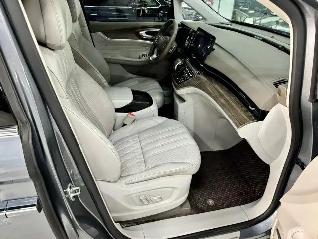 Roewe iMAX8 — Фото автомобиля 6