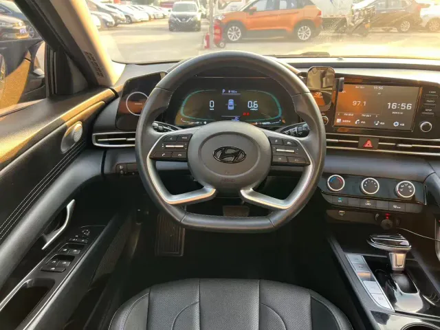 Hyundai Elantra — Фото автомобиля 9