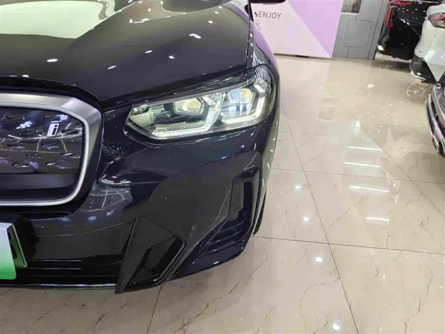 BMW iX3 — Фото автомобиля 13