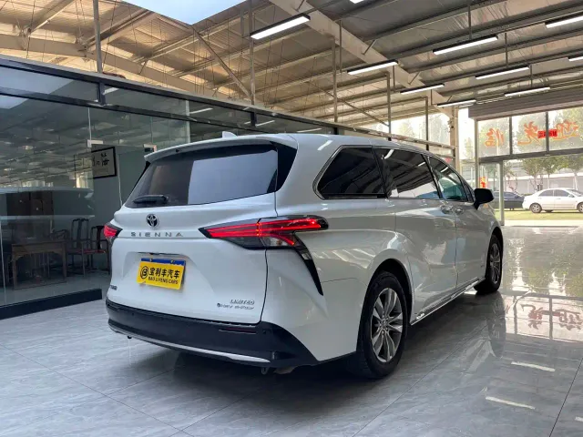 Toyota Sienna — Фото автомобиля 7