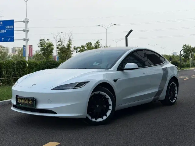 Фотография автомобиля — Tesla Model 3