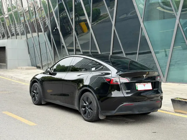 Tesla Model Y — Фото автомобиля 4